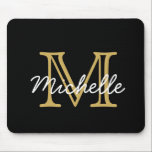 Modern Minimalistisk svart Guld-monogram<br><div class="desc">Modern,  minimalistisk svart och guld personlig namn med monogrammad musmattor. Den har en inledande monogram i stil-typsnitt och söt-handskriven namn-textmall i guld,  vit färg på svart bakgrund. Underbar personlig,  feminin gåva. Kontakta mig om du behöver hjälp eller matchande artiklar.</div>