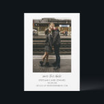 Modern minimalistisk svart vit, enkelt foto Bröllo Spara Datumet<br><div class="desc">Behålla det enkelt och snyggt med det här Rensa Spara datumkortet. Med ett centrerat foto med lodrät som är inramat av skarpt blanksteg och parat med elegant serif och handskriven typsnitt, är den här designen perfekt för par som vill ha ett modernt, underskattat meddelande. Den minimalistiska layouten är perfekt för...</div>