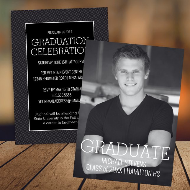 Modern minimalistisk svartvit gradering meddelande (Modern Minimalist Black and White College or High School Graduate Graduation Announcement Invitation)