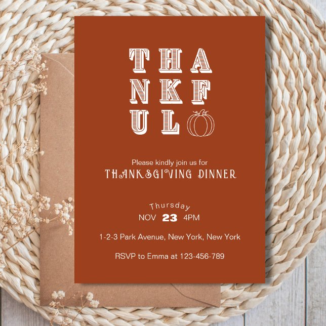 Modern minimalistisk, tacksam Thanksgiving-middag Inbjudningar (Boho Minimalist Elegant Thanksgiving Dinner Party Invitation. Simple rustic typography design. )