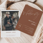 Modern minimalistisk terroristkalligrafi Bröllop Inbjudningar<br><div class="desc">Modern minimalist Terracotta Calligraphy Photo Wedding Invation Enkel,  modern och minimalistisk i stil,  teracotta färgad bröllopsinbjudan med löstagbar kalligrafkurs. Baksidan av inbjudan innehåller ett foto av paret och ytterligare information.</div>