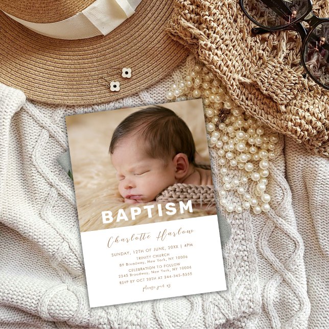 Modern minimalistisk tipografi Baby-fotobaptism Inbjudningar (Modern Minimalist Typography Baby Photo Baptism Invitation)