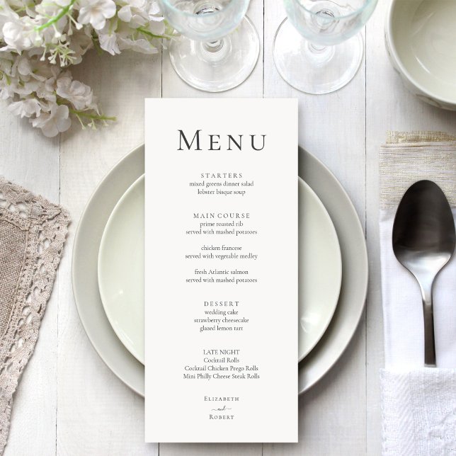 Modern Minimalistisk Typografi Bröllopsmeny Kort (Modern Minimalist Typography Wedding Menu Card on a silver grey wedding table with white flowers)