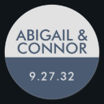 Modern minimalistisk typografi, marinblå Grått Nam Runt Klistermärke<br><div class="desc">Inslag: Bakgrund med högkontrast med sans serif och slab typsnitt. Färg: Flottblått,  Grått,  Silver. Teman: Modern,  minimalistisk,  ren,  enkel,  skandinavisk,  trendig,  sofistikerad,  geometrisk,  fryst. Samling: Modern Minimalistisk kontrasttypografi,  marin blå Grått Bröllop Suite. Produkttyp: Namn-etikett</div>