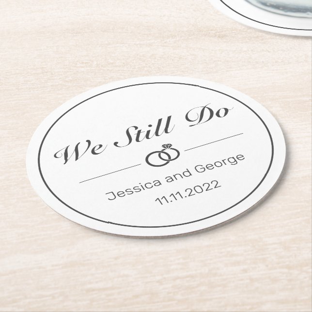 Modern minimalistisk vit svartårsdag underlägg papper rund (Vinklad)