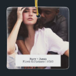 Modern minimalistiskt fotfoto för Bröllop i Kärlek Julgransprydnad Keramik<br><div class="desc">Modern minimalistisk merry och gift, enkelt fotot Bröllop eller Förlovning keramisk prydnadsföremål. Skapa dina egna prydnadsföremål för julgransprogrammet som lägger till dina bröllop-foton på framsidan och baksidan, skapa ditt eget monogram med initialer, skriva, år och vilket kärlek som helst. En snyggt-mall med fet svart och vit typografi av skrivskrivaren är...</div>