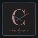 Modern minimalistiskt Ro Guld-monogramskript Namn Fyrkantig Klocka<br><div class="desc">Chic Elegant Rosa ros Guld Monogram-skript på en chic Black Wall Clock. Enkel att anpassa med din egen namn och information. Perfekt för din lyxlivsstil! Kontakta oss på cedarandstring@gmail.com om du behöver hjälp med designen eller matchande produkter.</div>
