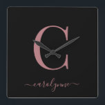 Modern minimalistiskt Ro Guld-monogramskript Namn Fyrkantig Klocka<br><div class="desc">Chic Elegant Rosa ros Guld Monogram-skript på en chic Black Wall Clock. Enkel att anpassa med din egen namn och information. Perfekt för din lyxlivsstil! Kontakta oss på cedarandstring@gmail.com om du behöver hjälp med designen eller matchande produkter.</div>