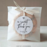Modern, minimalt en svensk Tack-bröllopsförmån Runt Klistermärke<br><div class="desc">Dessa moderna, minimalistiska A Sweet Tack-favoritklistermärken är perfekt för ett minimalistiskt bröllop eller ett modernt bröllop. Den här enkla designen har ett handskriptteckensnitt som är perfekt för din händelse. Anpassadet har alla formuleringar som kommer att finnas i färg. Du kan också lägga till valfri bild, om du vill! Anpassa den...</div>