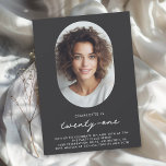 Modern minimalt foto 21:a födelsedag inbjudningar<br><div class="desc">Enkelt, minimalt och så mycket snyggt firar födelsedagsfest inbjudan någon som vrider 21. Den enkla moderna designen i platt svart med svartvit bakgrund ställe lägger tonvikten på hedersgästen när de förbereder sig för att fira denna milstolpe-födelsedag. Den unika ovala ram har en fotomall som du kan anpassa med ett lodrät-foto....</div>