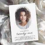 Modern minimalt foto 21:a födelsedag inbjudningar<br><div class="desc">Enkelt, minimalt och så mycket snyggt firar födelsedagsfest inbjudan någon som vrider 21. Den enkla moderna designen i vit bakgrund och djup träkolstext ställe lägger tonvikten på hedersgästen när de förbereder sig för att fira denna viktiga milstolpe-födelsedag. Den unika ovala ram har en fotomall som du kan anpassa med ett...</div>