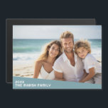 Modern minimalt foto med diagonalt Färg-block<br><div class="desc">Använda ett vågrät- eller liggande foto och gör en unik och trendig fotokylskåp. Den här moderna minimidesignen innehåller ett diagonalt färg-block med text för att lägga till namn och text. Om du vill flytta något runt klickar du på knappen Anpassa för att göra ändringar.</div>