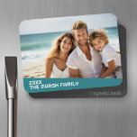 Modern minimalt foto med diagonalt Färg-block Magnet<br><div class="desc">Använda ett vågrät- eller liggande foto och gör en unik fotomagnet med trendig. Den här moderna minimidesignen innehåller ett diagonalt färg-block med text för att lägga till namn och text. Om du vill flytta något runt klickar du på knappen Anpassa för att göra ändringar.</div>