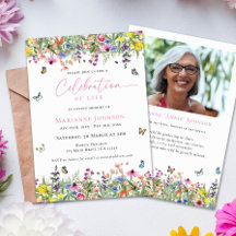Modern minnesceremoni med blommor för att fira liv
