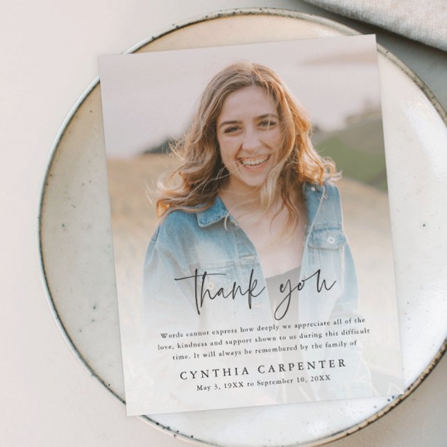 Modern minnesfoto för original tack kort (Modern script simple photo memorial thank you card.)