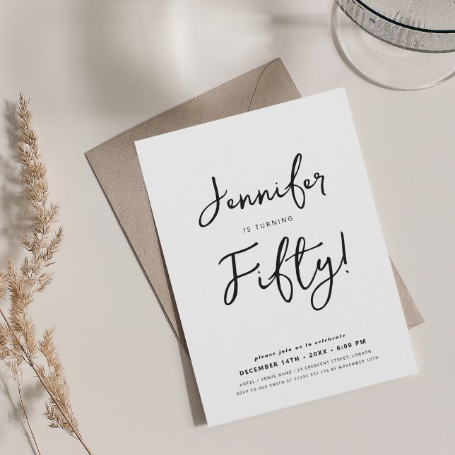 Modern minsta 50:e födelsedagsskript svart och vit inbjudningar (Modern Minimal 50th Birthday Script Black & White Invitation)