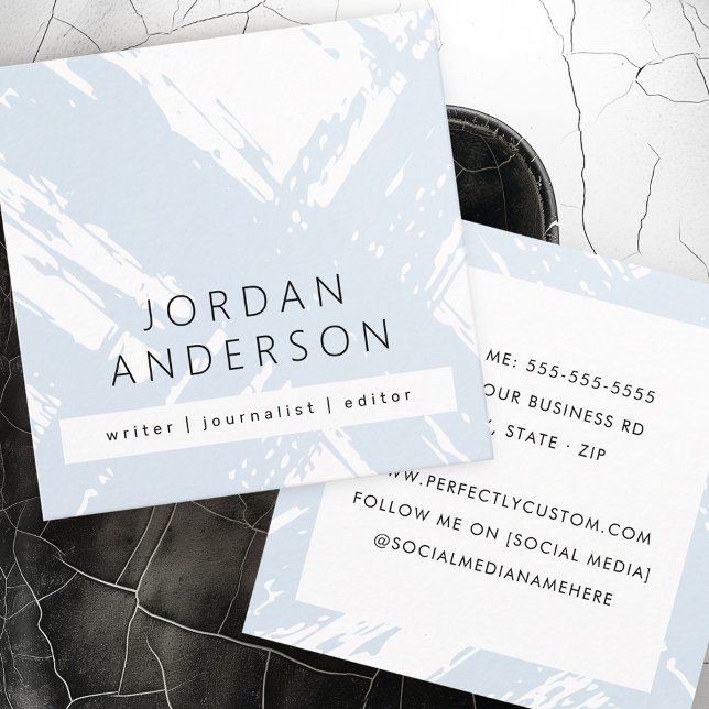 Modern minsta dammiga blåborstning i blek fyrkantigt visitkort (Modern minimal pale dusty blue brushstrokes square business card)