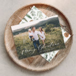 Modern minsta elegant för 1 fotojul-skript Ho Julkort<br><div class="desc">Modern minsta krandeår för lövning för att komma ihåg manuset helgdag julkort. Hand målade eukalyptus,  minimalt löv och modern rustik utandning ge i helgdag-kortet är en lyxaktig känsla. I klassade gröntar,   och grå.</div>