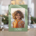 Modern minsta skuggor i Juniper Rand - 6 foto Julkort<br><div class="desc">FRONT DESIGN: Ett stort foto med ett tjockt, vitt gräns med lodrät. "God jul" finns i ett trendig, ett modernt skript med ställe för familjen namnteckning i ett enkelt typsnitt på grund. Bakgrunden omfattar nyanser av grönt med kurvlinjekonst. Ett område för hälsning och namnteckning av familj ligger under bild. BACK...</div>