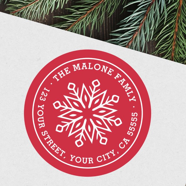 Modern minsta snöflingröd returadress runt klistermärke (Modern minimal snowflake red return address classic round sticker)
