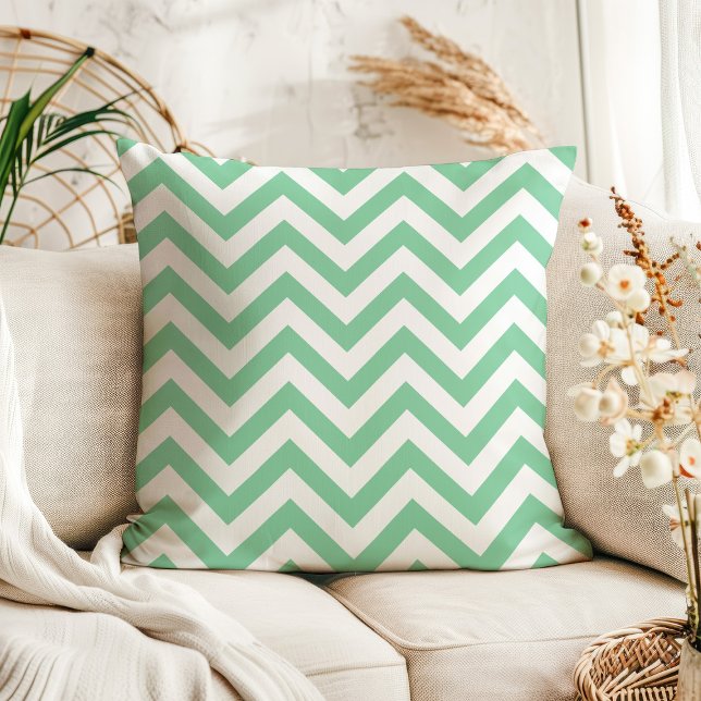Modern mintgrön och vit chevron sicksack-ränder kudde (Skapare uppladdad)