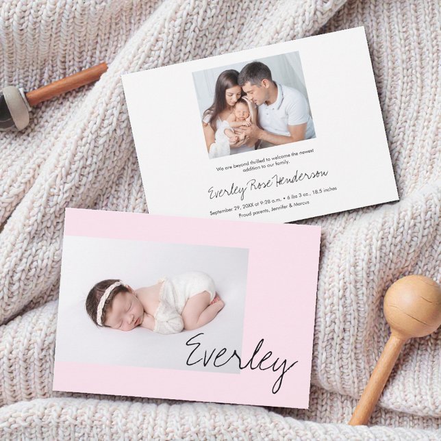Modern mjuk rosa flicknamn manus foto födelse meddelande (Pink custom baby girl photo birth announcement cards.)