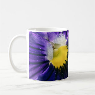 Modern modernt fotot av inspirationspansy-makro fö kaffemugg