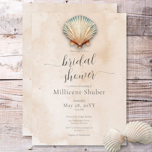 Modern Möhippa av kustnära sandsand Inbjudningar (Modern Coastal Seashell Sand Bridal Shower Invitation)