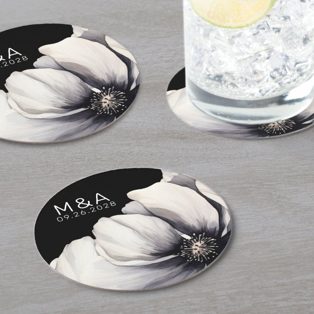 Modern Monogram Black Blommigt Bröllop Underlägg Papper Rund (Modern Monogram Black Floral Wedding Round Paper Coaster)