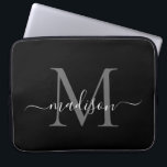 Modern Monogram Black Grått Silver Girly-skript Laptop Fodral<br><div class="desc">Modern Monogram Black White Girly Chic Script Namn-sleeve</div>