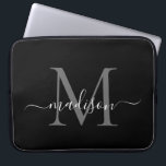 Modern Monogram Black Grått Silver Girly-skript Laptop Fodral<br><div class="desc">Modern Monogram Black White Girly Chic Script Namn-sleeve</div>