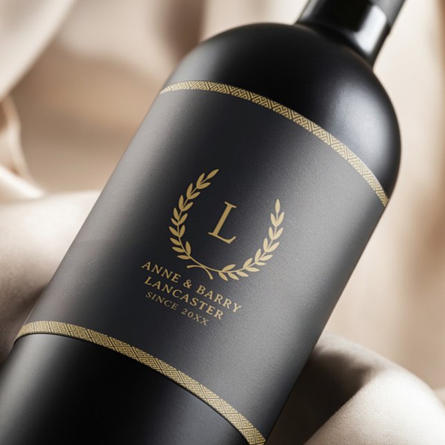 Modern Monogram Black & Guld-familjen Namn Bröllop Vinflaska Etikett (Skapare uppladdad)