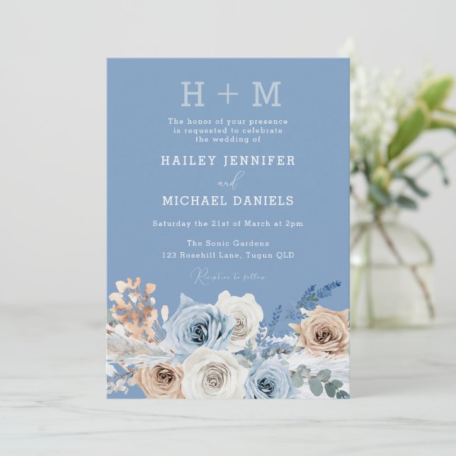 Modern Monogram Boho Dusty Blue Blommigt Bröllop Inbjudningar (Stående Fram)