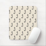 Modern monogram Brev Typewriter Typography Cream Musmatta<br><div class="desc">Cute modern skrivmaskin-typografi i monogram mönster med valfritt brev,  i svartvitt.</div>