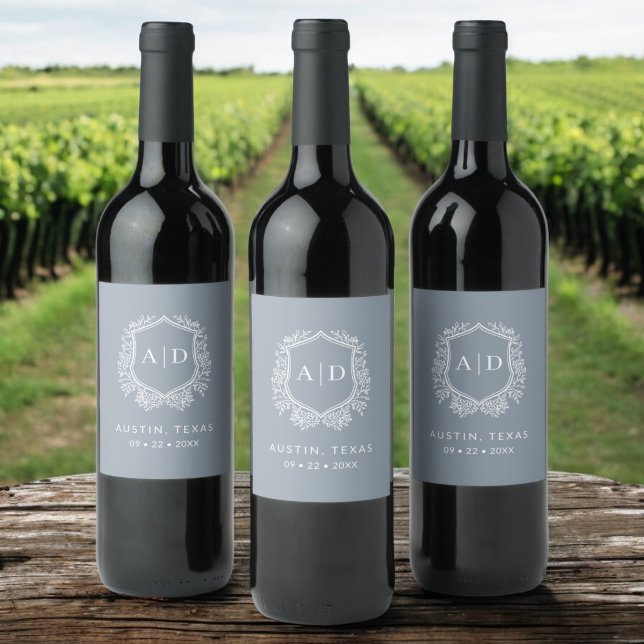 Modern Monogram Bröllop Dusty Blue-Vapensköld Vinflaska Etikett (Skapare uppladdad)