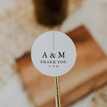 Modern Monogram Bröllop Runt Klistermärke<br><div class="desc">Upplev elegans med vårt minimalistiska monogram,  med båda parters initialer och ett varmt "tack" under. Höj dina bröllopsförmåner med den här förfinade märkningen eller kuvertstängningen.</div>