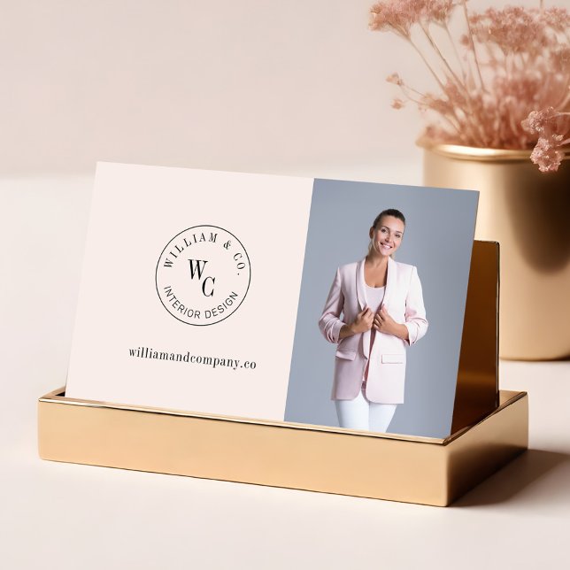 Modern Monogram Circle Vapensköld Anpassningsbar F Visitkort (Modern Monogram Circle Crest Custom Photo QR Code Business Card Front)