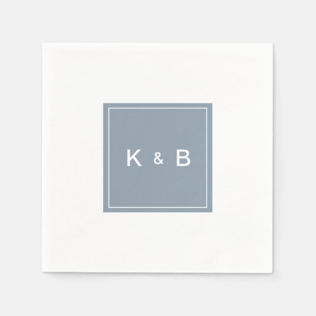 Modern Monogram Dusty Blue och White Cocktail Napk Pappersservett (Framsidan)