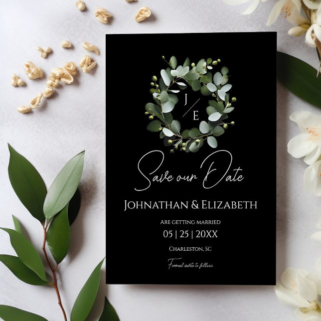 Modern monogram Eucalyptus-andekrans | Svart Spara Datumet (Black Modern Monogram Eucalyptus Wreath Save the Date)