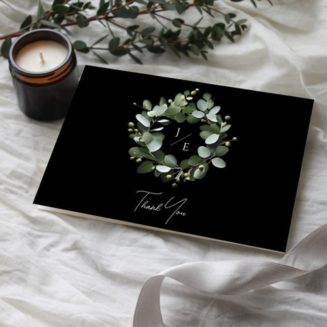 Modern monogram Eucalyptus-andekrans | Svart Tack Kort (Black Modern Monogram Eucalyptus Wreath Wedding Thank You Card)