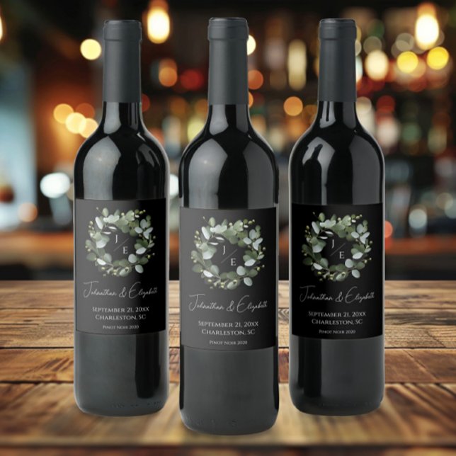 Modern monogram Eucalyptus-andekrans | Svart Vinflaska Etikett (Black Modern Monogram Eucalyptus Wreath Wedding Wine Label)