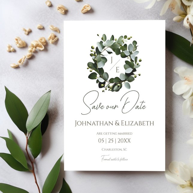 Modern monogram Eucalyptus-andekrans | Vit Spara Datumet (White Modern Monogram Eucalyptus Wreath Save the Date)