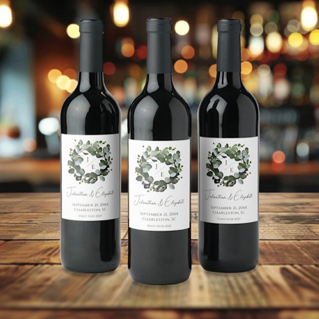Modern monogram Eucalyptus Wandefrand Bröllop | Vi Vinflaska Etikett (White Modern Monogram Eucalyptus Wreath Wedding Wine Labels)