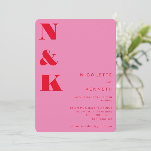 Modern monogram fet, ljusröd Rosa Bröllop Inbjudningar (Stående Fram)
