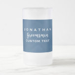 Modern Monogram för Groomsmanpersonligt Frostat Ölglas<br><div class="desc">Din groomsmanen ska kärlek denna personligt bröllp tackar dig gåvan/favören med ett modernt skrivar stilsorten. Tillfoga hans namn, eller monogramen och another fodrar av text (datera och att gifta sig läge, Etc.), ändrar lätt bakgrundsfärgen för att matcha dina bröllopfärger - klicka precis på "skräddarsy den" och därefter väljaen din färg...</div>