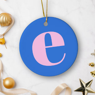 Modern monogram första Brev Bright Blue Rosa Julgransprydnad Keramik