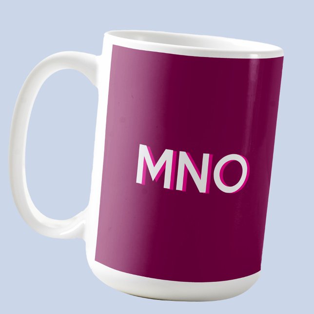 Modern monogram - första Mörken av skugga Kaffemugg (Modern drop shadow typography personalized monogram initials coffee cup in dark cherry magenta pink)