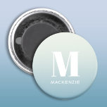 Modern monogram första Namn Teal Aqua-gradient Magnet<br><div class="desc">Modern typografi,  minimalistisk,  första namn-utformning,  som kan ändras för att anpassa sig. Vit på en teal till akvablå havsövertoningsbakgrund.</div>