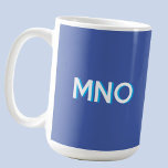 Modern monogram första skuggblått kaffemugg<br><div class="desc">Modern minimalistisk monogramdesign som kan ändras till personlig anpassning. Vit på en djup blå bakgrund med en turkos 3D-effektskugga.</div>