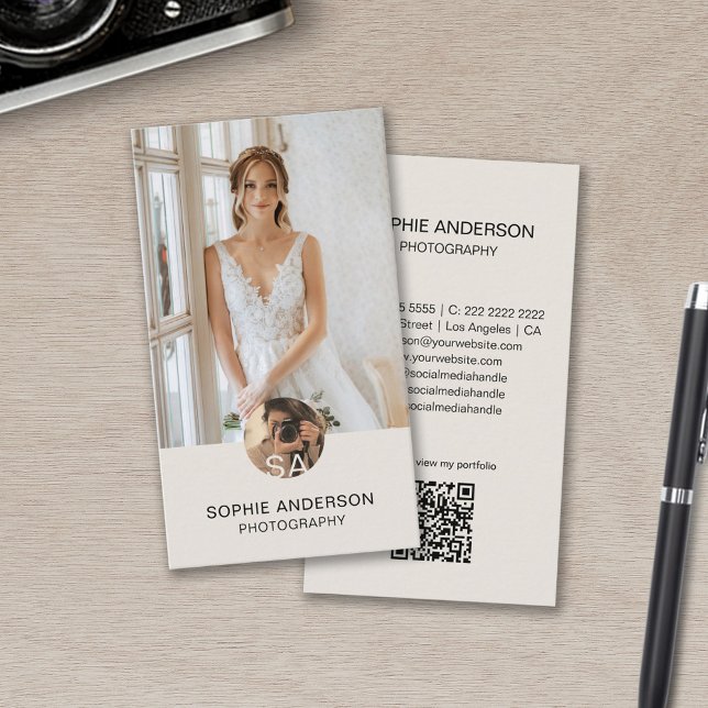 Modern Monogram Fotograf Foto QR-kod Tan Visitkort (Modern Monogram Photographer Photo QR Code Tan Business Card)